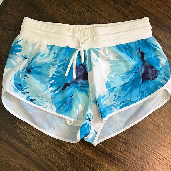 Bundle three pairs of Fabletics shorts - Picture 4 of 4